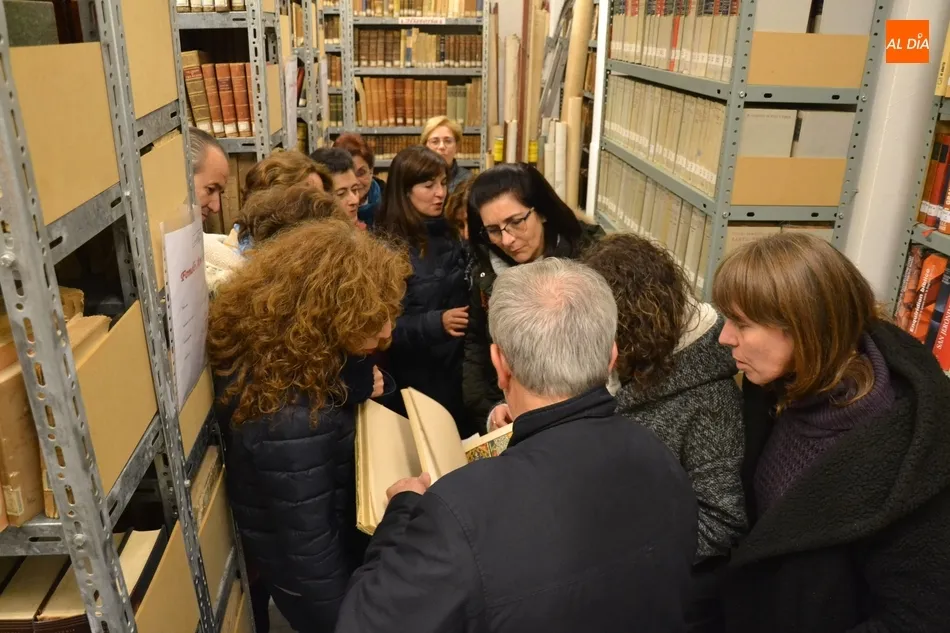 Foto 9 - Los integrantes de Mirolibro se adentran en la Biblioteca del Seminario  