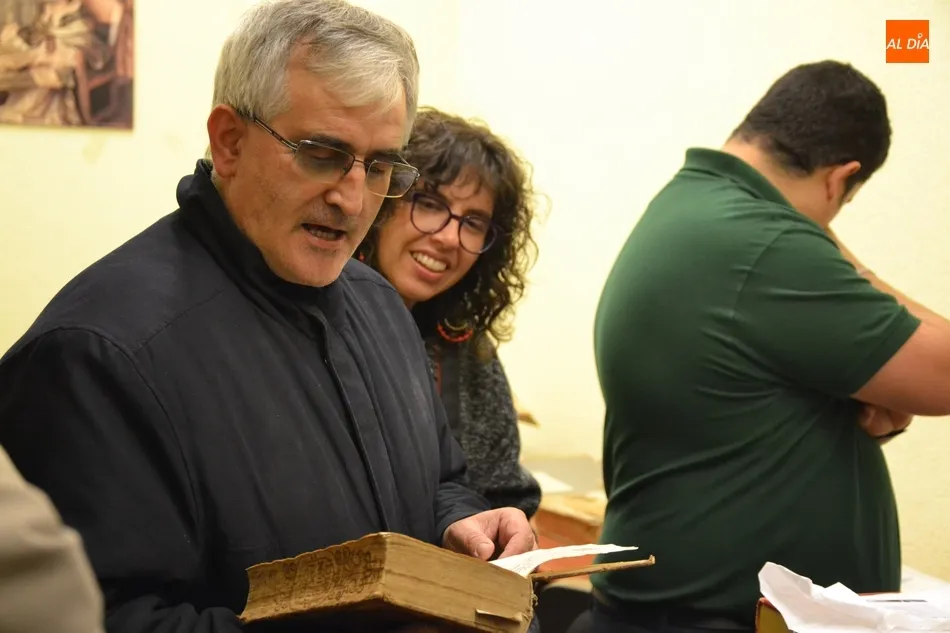 Foto 4 - Los integrantes de Mirolibro se adentran en la Biblioteca del Seminario  