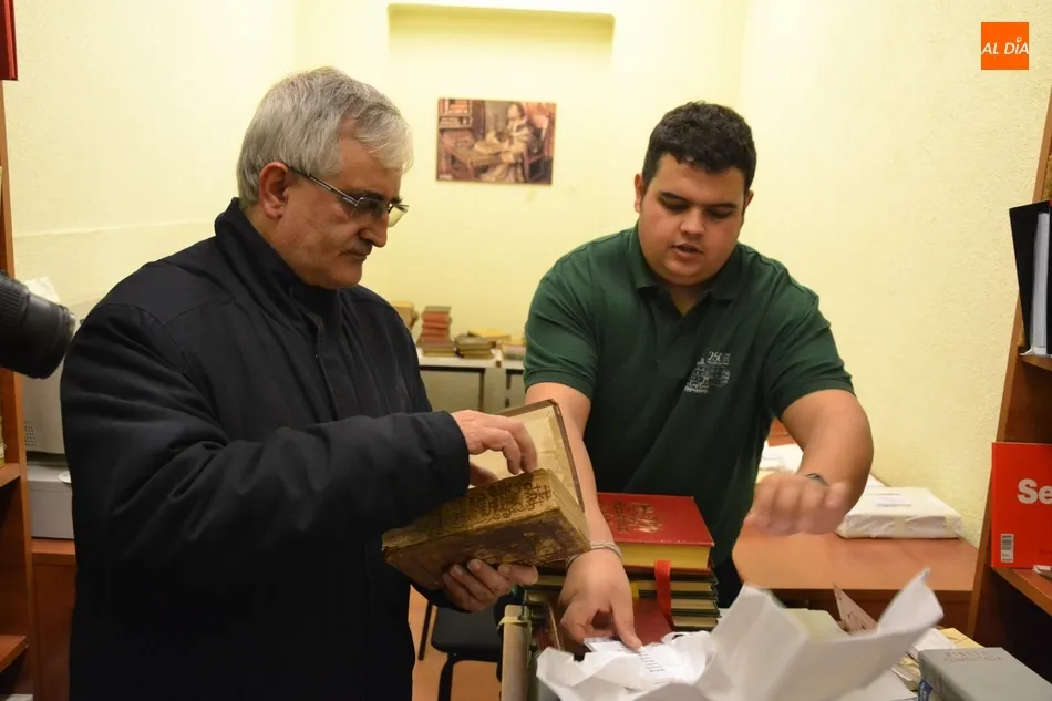 Foto 5 - Los integrantes de Mirolibro se adentran en la Biblioteca del Seminario  