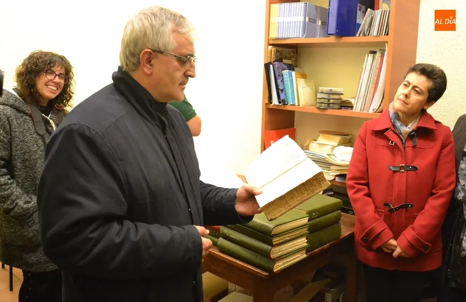 Foto 3 - Los integrantes de Mirolibro se adentran en la Biblioteca del Seminario  