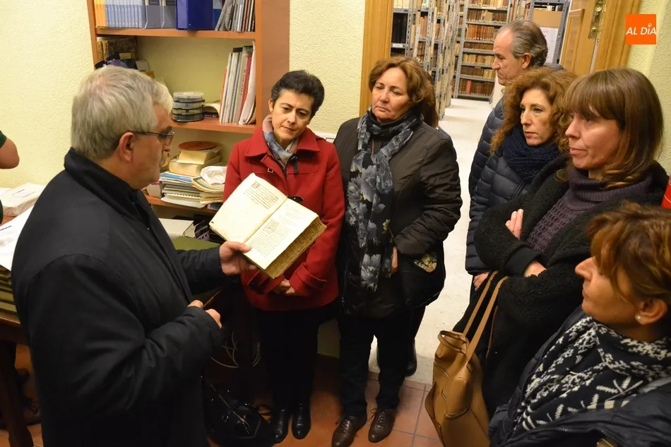 Foto 2 - Los integrantes de Mirolibro se adentran en la Biblioteca del Seminario  
