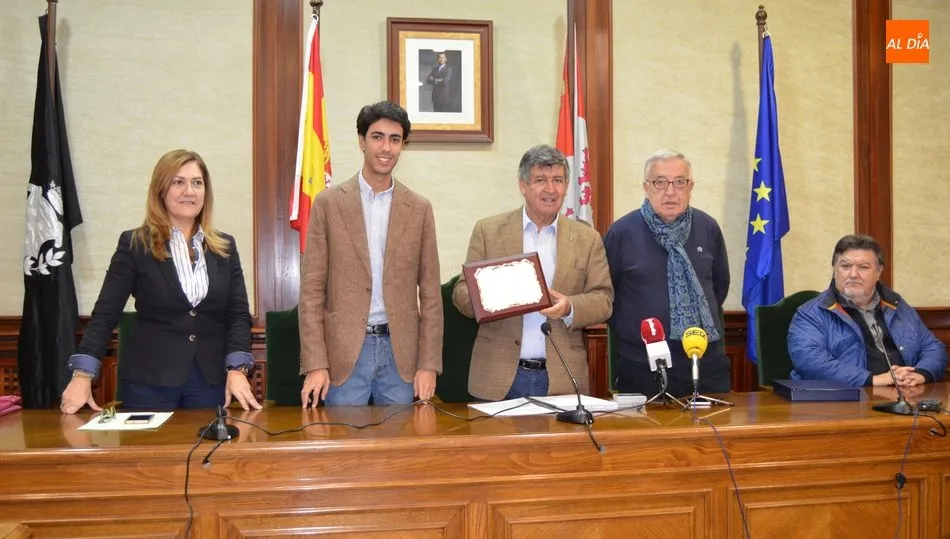 Entrega de la placa conmemorativa al Ayuntamiento de Béjar