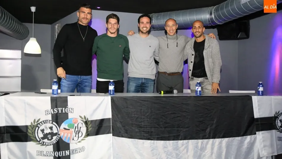 Armando, Amaro, Calderón y Héctor, junto al presentador Ricardo Alonso.