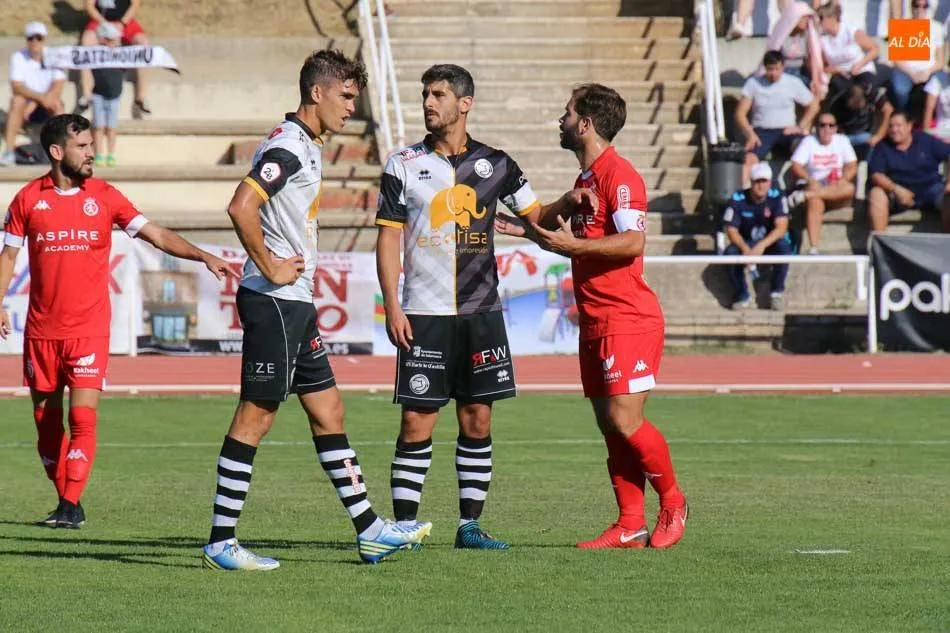Diego Hernández y Pau Cendrós, durante un partido.