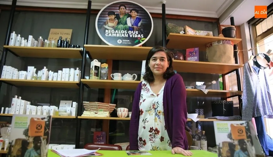 Pilar Orenes, directora general adjunta de Oxfam Intermón, en su la tienda de comercio justo de Salamanca. Foto de Alberto Martín