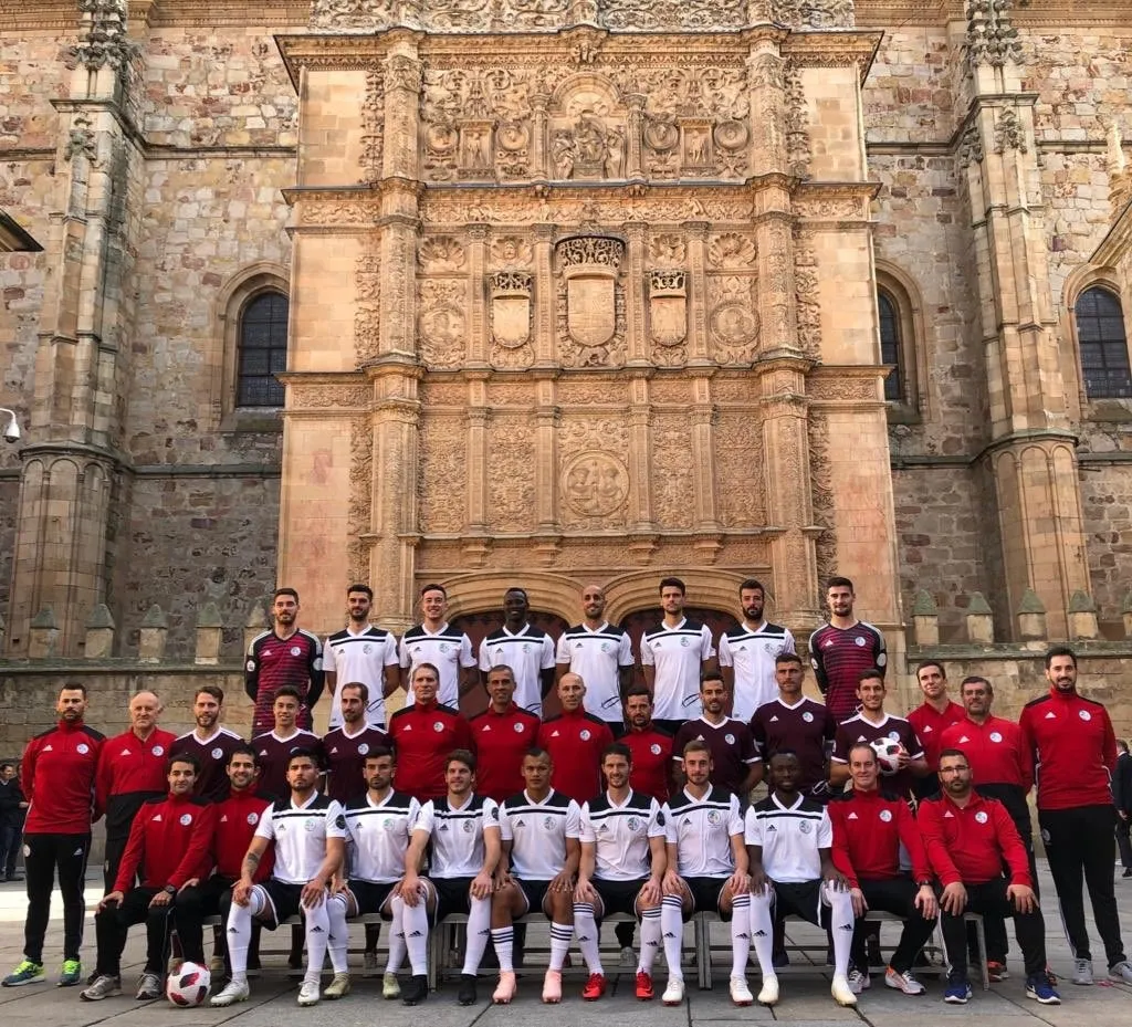 Plantilla y cuerpo técnico del Salamanca UDS frente a la fachada de la Universidad. Imagen: Salamanca UDS