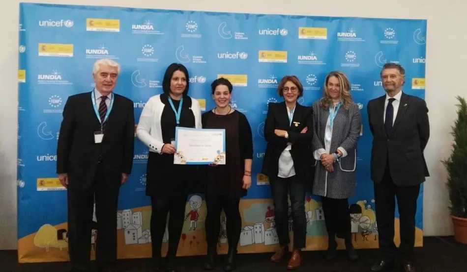 Silvia González recoge el Sello de Ciudad Amiga de la Infancia en el acto que tuvo lugar ayer en Oviedo