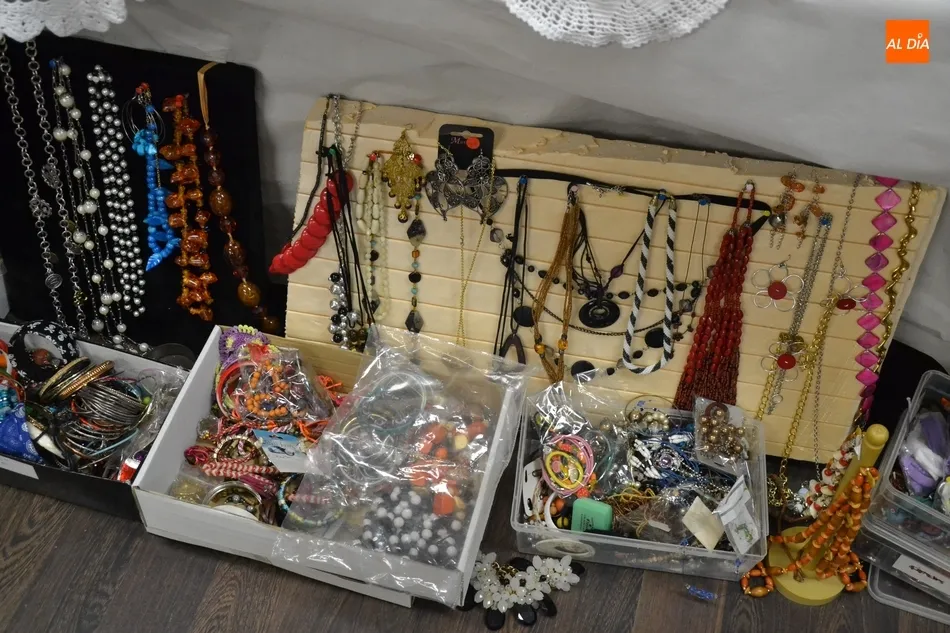 Foto 10 - Manos Unidas abre su Rastrillo Solidario incorporando una colecci&oacute;n de santos y v&iacute;rgenes  