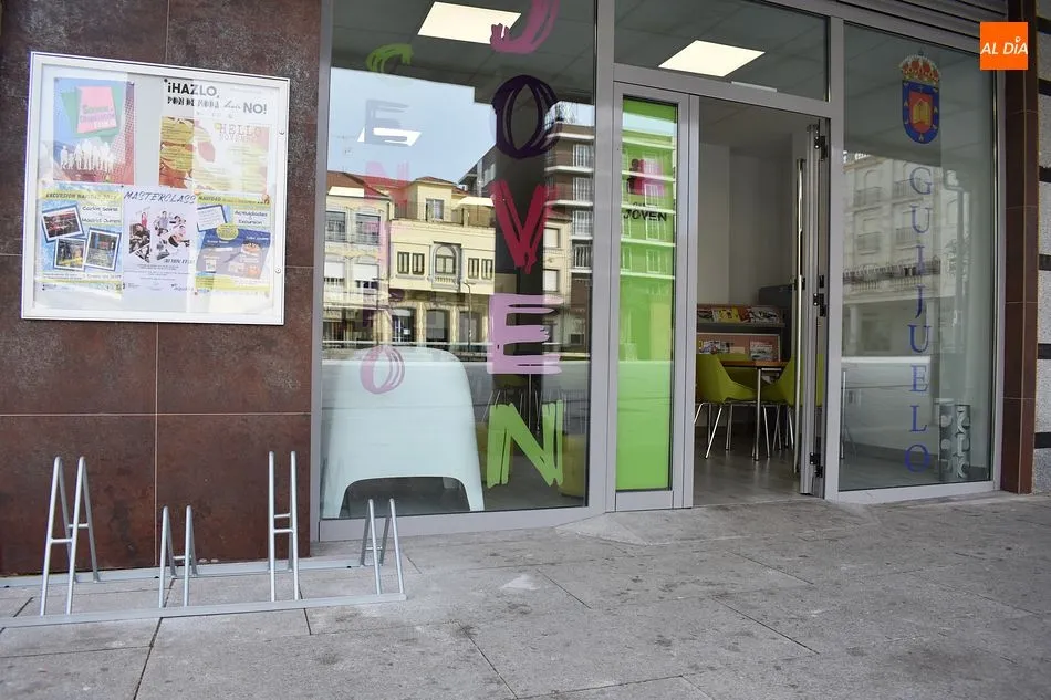Foto 2 - El centro joven estrena aparcamiento para bicicletas