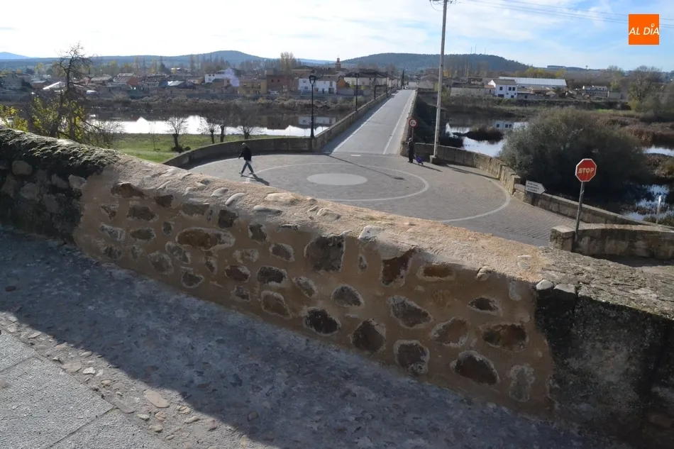 Foto 6 - As&iacute; luce el muro de contenci&oacute;n de la Puerta de Santiago tras completarse las reparaciones  