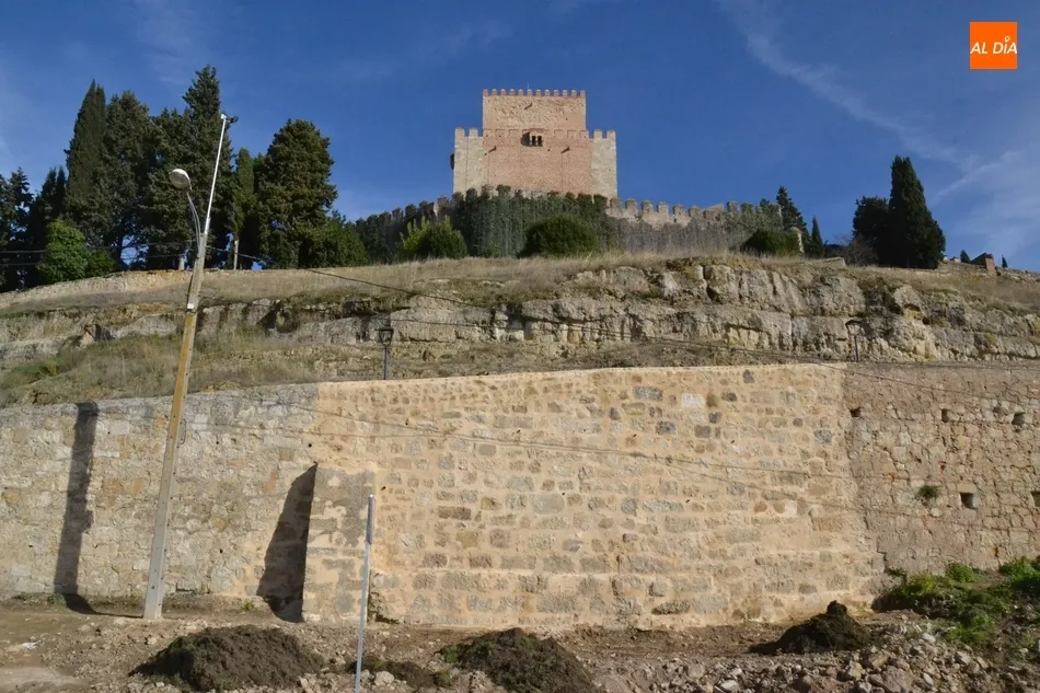 Foto 4 - As&iacute; luce el muro de contenci&oacute;n de la Puerta de Santiago tras completarse las reparaciones  