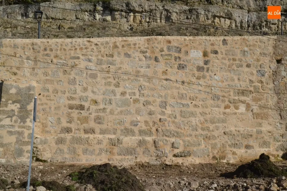 Foto 2 - As&iacute; luce el muro de contenci&oacute;n de la Puerta de Santiago tras completarse las reparaciones  