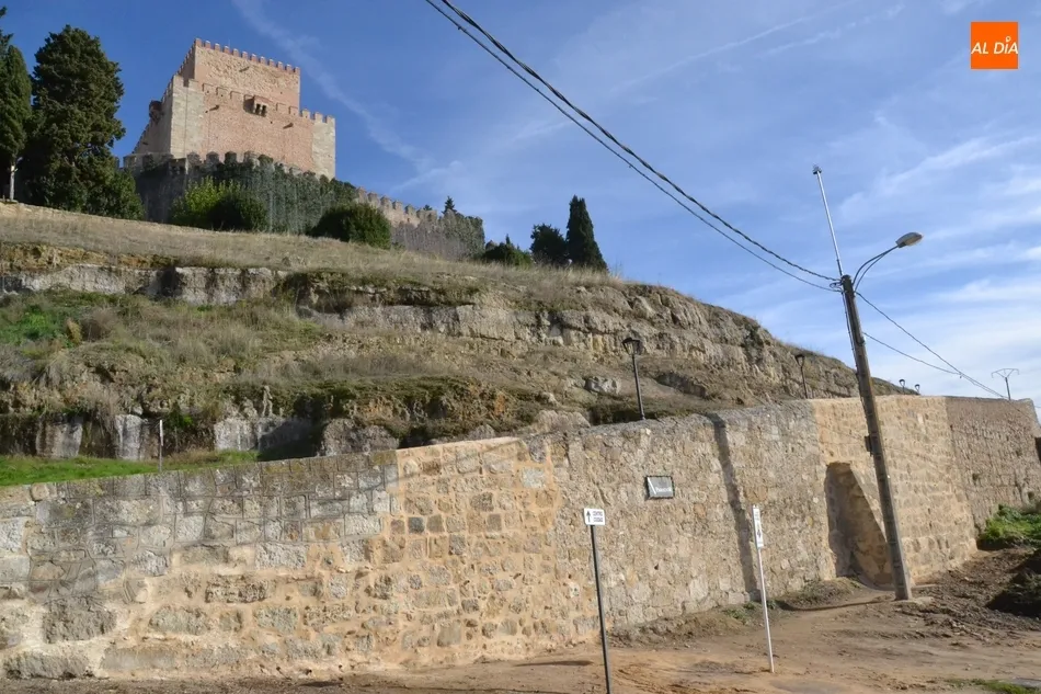 Foto 5 - As&iacute; luce el muro de contenci&oacute;n de la Puerta de Santiago tras completarse las reparaciones  