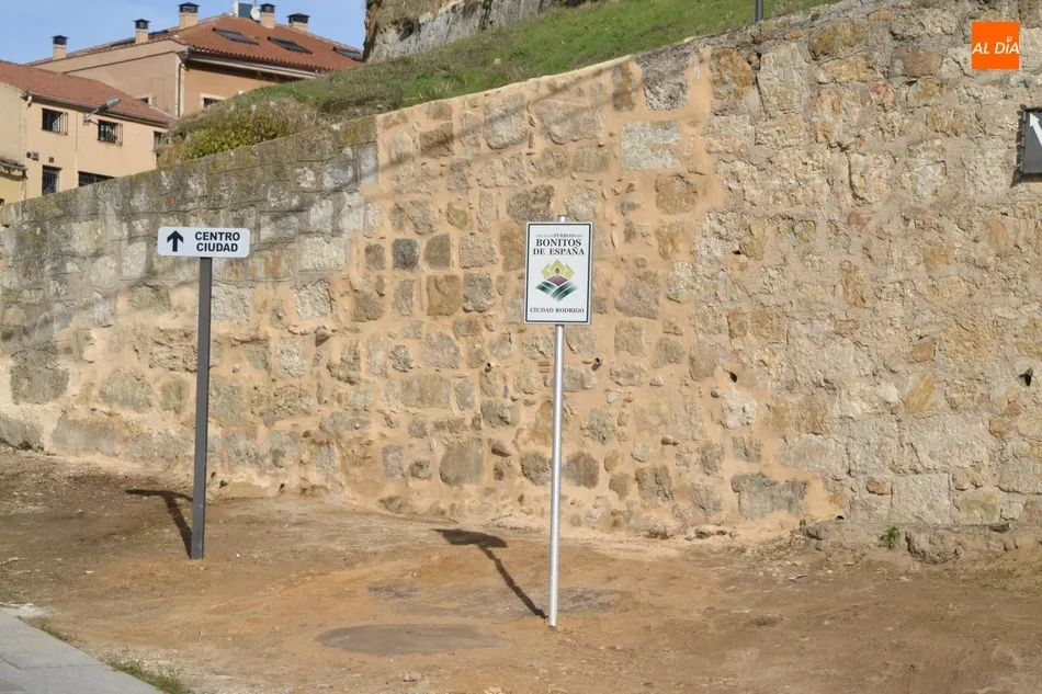 Foto 3 - As&iacute; luce el muro de contenci&oacute;n de la Puerta de Santiago tras completarse las reparaciones  