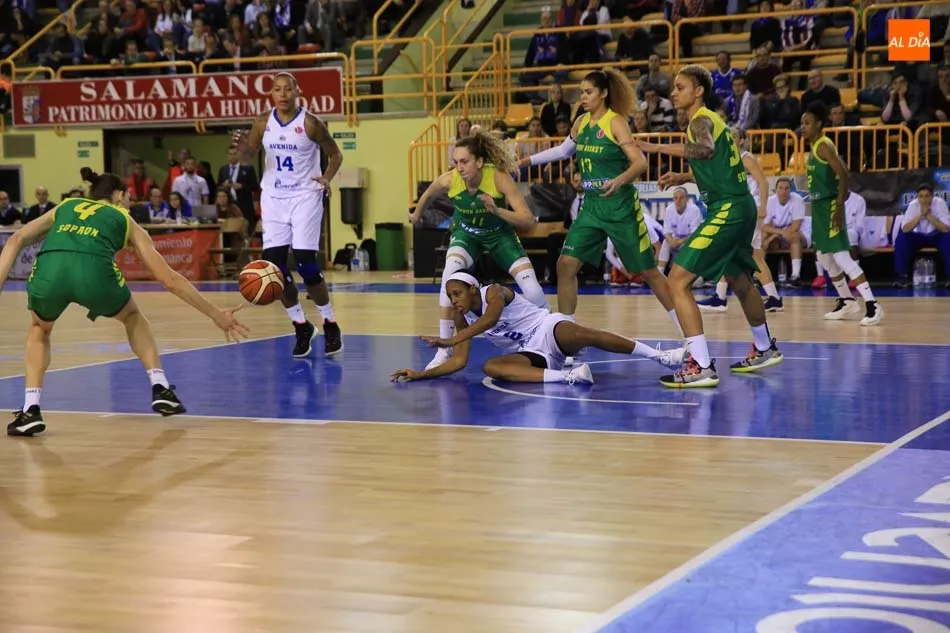 Tensa disputa entre ambos equipos. / Alberto Martín