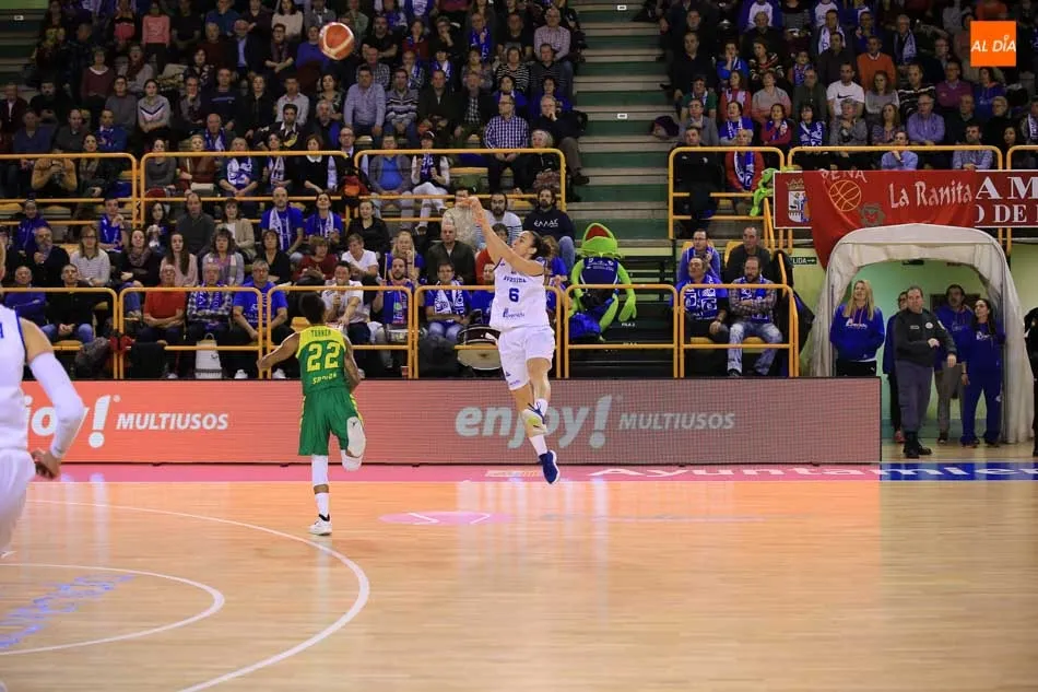 Foto 10 - El Perfumer&iacute;as Avenida no puede obrar otra noche m&aacute;gica y cae ante el Sopron (70-78)