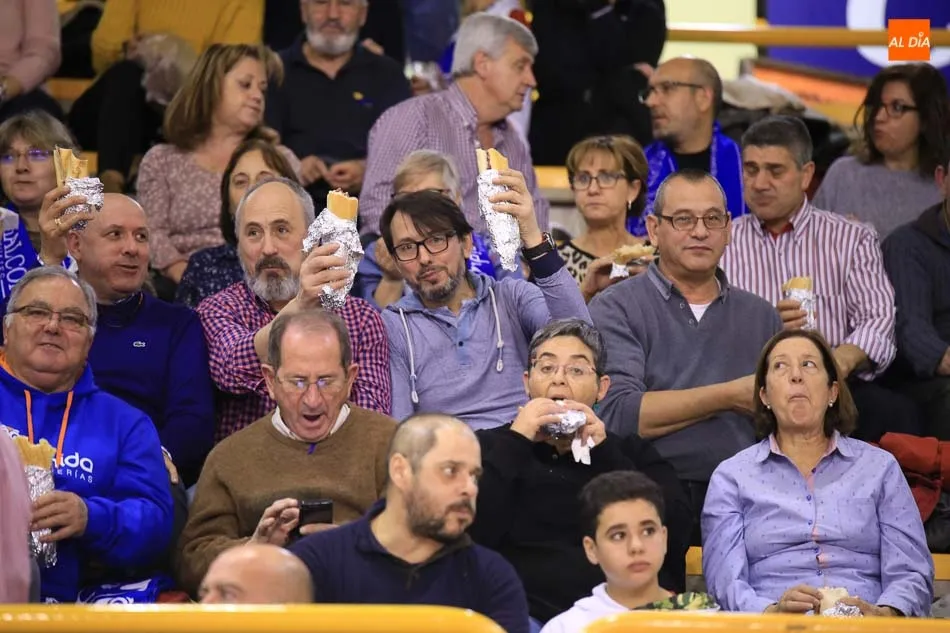 Foto 7 - El Perfumer&iacute;as Avenida no puede obrar otra noche m&aacute;gica y cae ante el Sopron (70-78)
