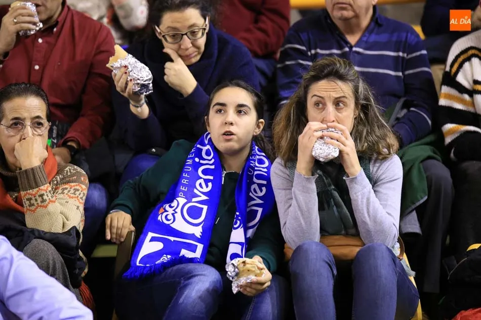 Foto 4 - El Perfumer&iacute;as Avenida no puede obrar otra noche m&aacute;gica y cae ante el Sopron (70-78)
