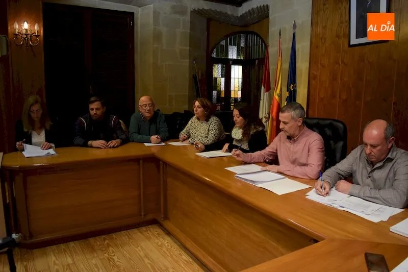 Equipo de gobierno y oposición durante el pleno celebrado en el Ayuntamiento de Alba de Tormes