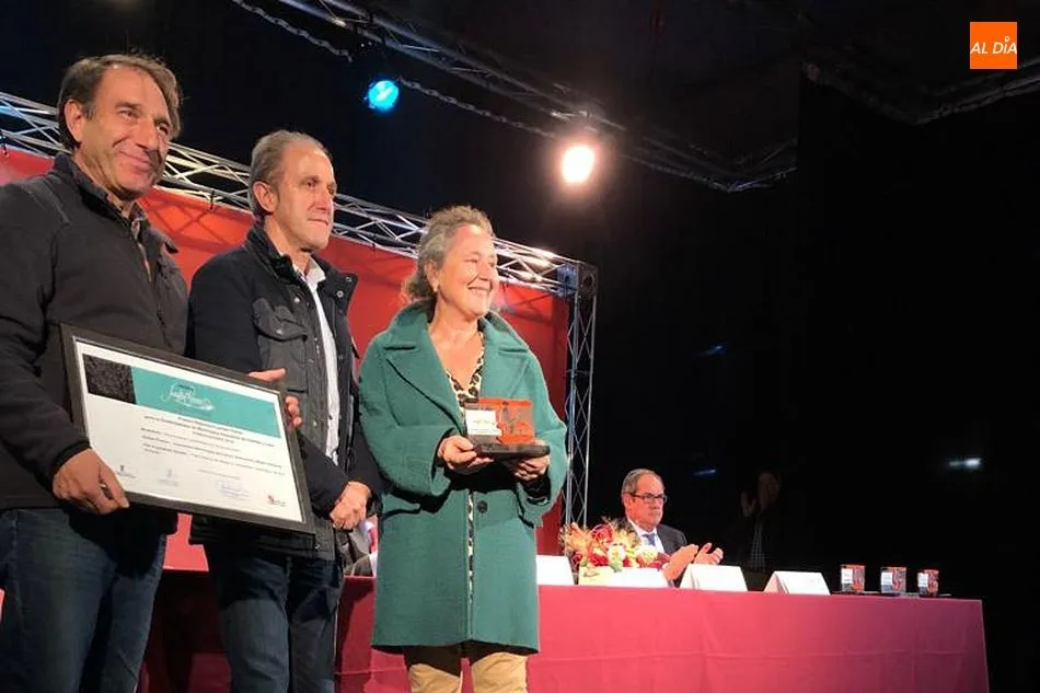 Foto 8 - El bordado serrano se al&iacute;a con el vino de la Sierra de Francia en la presentaci&oacute;n de la a&ntilde;ada