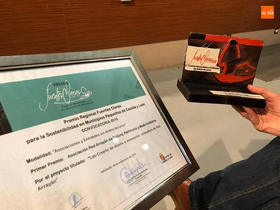 Foto 6 - El bordado serrano se al&iacute;a con el vino de la Sierra de Francia en la presentaci&oacute;n de la a&ntilde;ada
