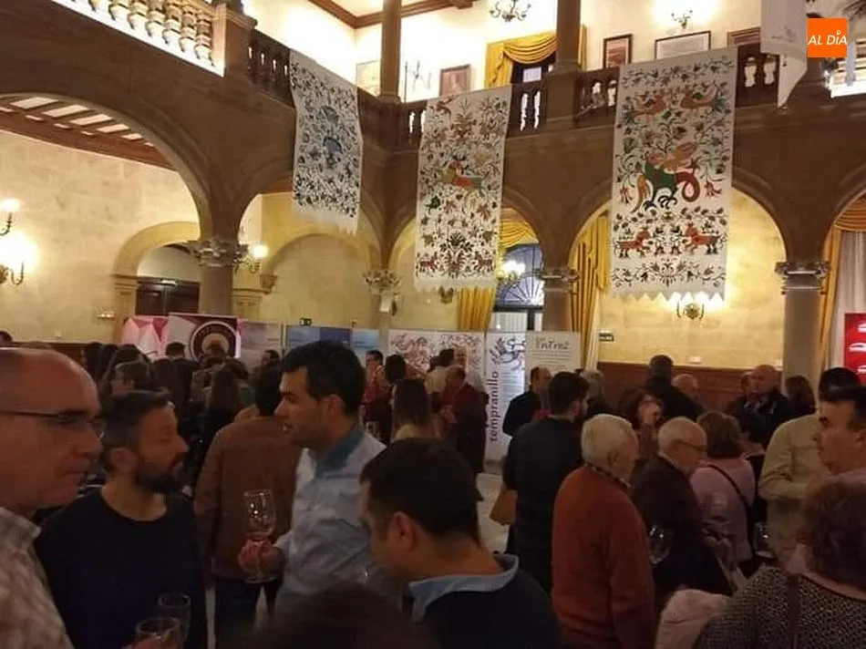Foto 5 - El bordado serrano se al&iacute;a con el vino de la Sierra de Francia en la presentaci&oacute;n de la a&ntilde;ada