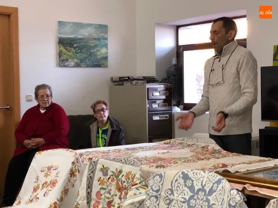 Foto 7 - El bordado serrano se al&iacute;a con el vino de la Sierra de Francia en la presentaci&oacute;n de la a&ntilde;ada