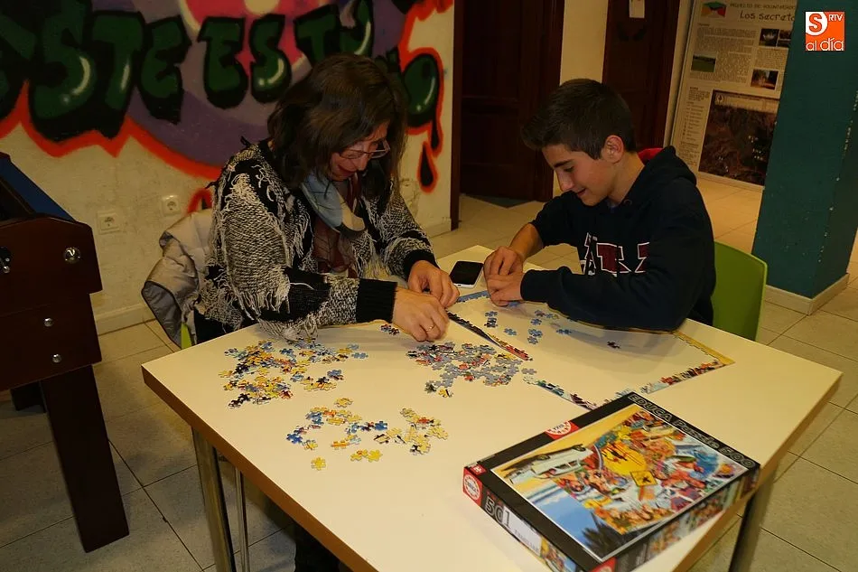 Participantes en la edición del pasado año del Concurso Intergeneracional de Puzles de Guijuelo Joven