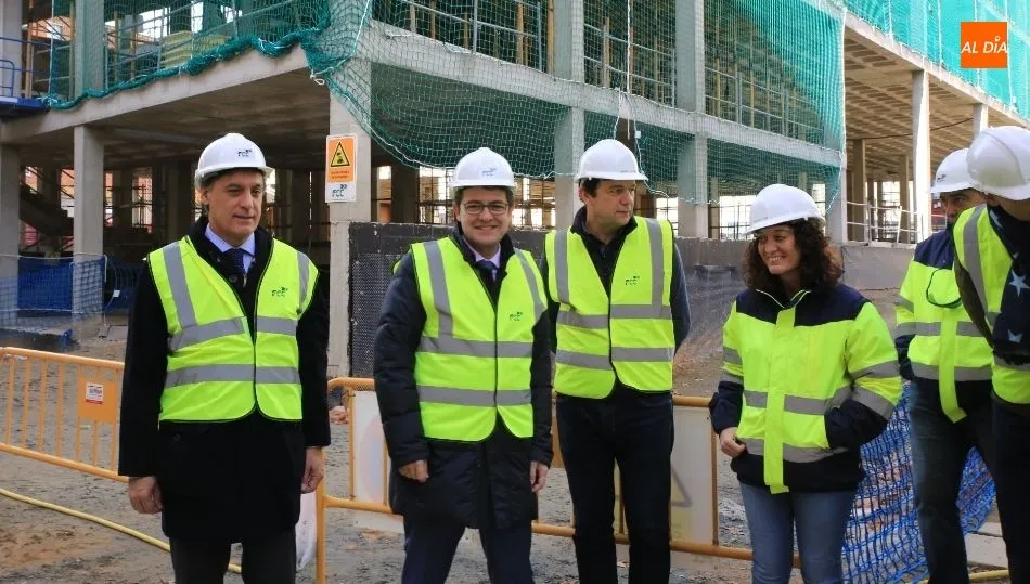 El alcalde de la ciudad, durante la visita a las obras del nuevo centro Victoria Adrados de la avenida de Villamayor. Fotos: Alberto Martón