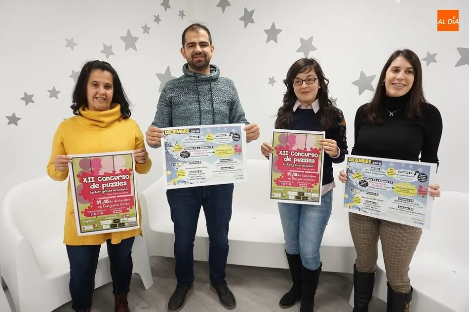 El personal de Guijuelo Joven con el concejal de Juventud, Carlos Arasa, presentando la agenda de actividades