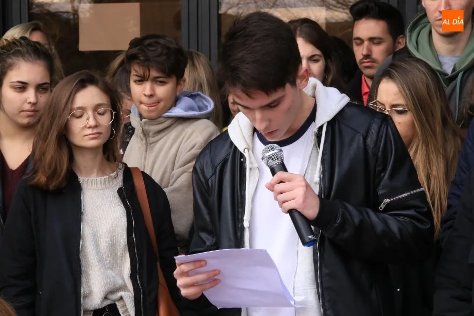 Foto 4 - Estudiantes de Ciencias Sociales muestras su preocupaci&oacute;n por la violencia de g&eacute;nero