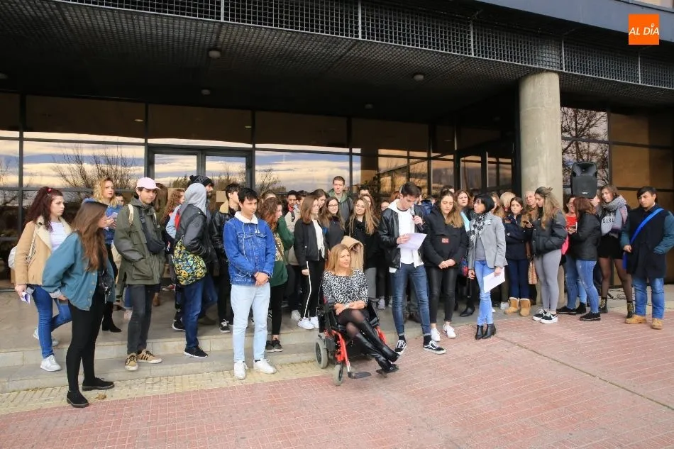Foto 3 - Estudiantes de Ciencias Sociales muestras su preocupaci&oacute;n por la violencia de g&eacute;nero
