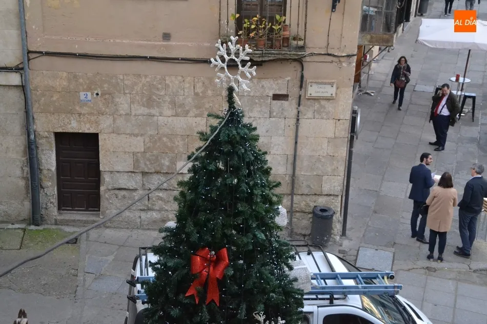 Foto 5 - Colocado el &Aacute;rbol de Navidad de la Plaza Mayor, que estrena posici&oacute;n  