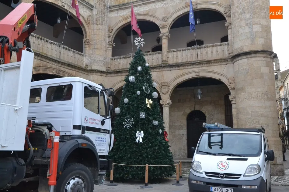 Foto 4 - Colocado el &Aacute;rbol de Navidad de la Plaza Mayor, que estrena posici&oacute;n  