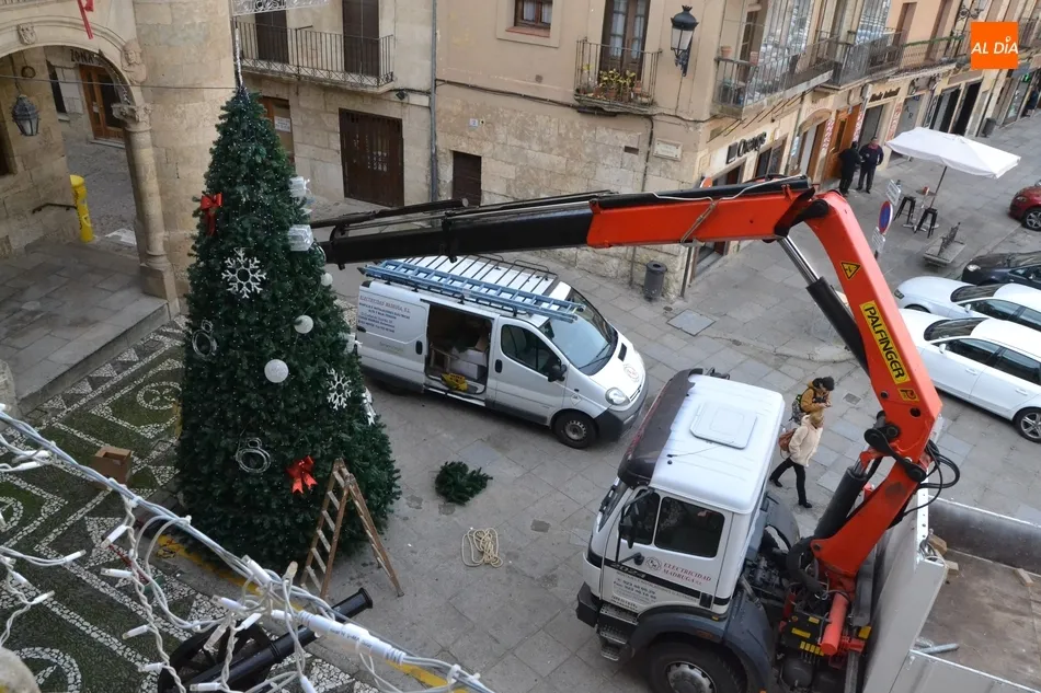 Foto 8 - Colocado el &Aacute;rbol de Navidad de la Plaza Mayor, que estrena posici&oacute;n  
