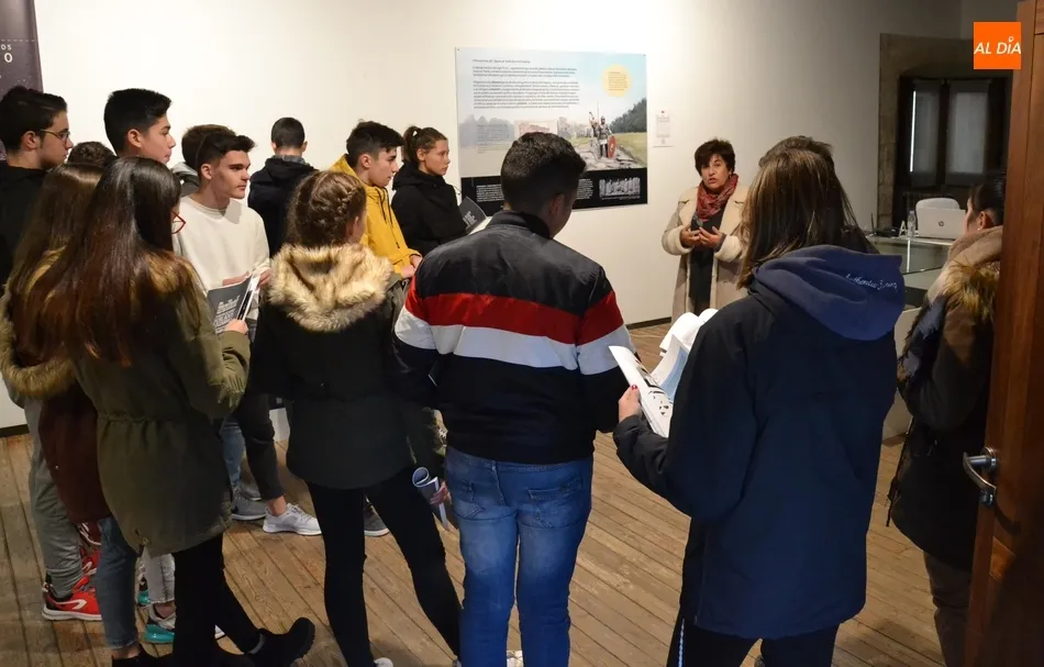 Foto 5 - Un nuevo grupo del IES Tierra recorre la exposici&oacute;n de la &eacute;poca visigoda  