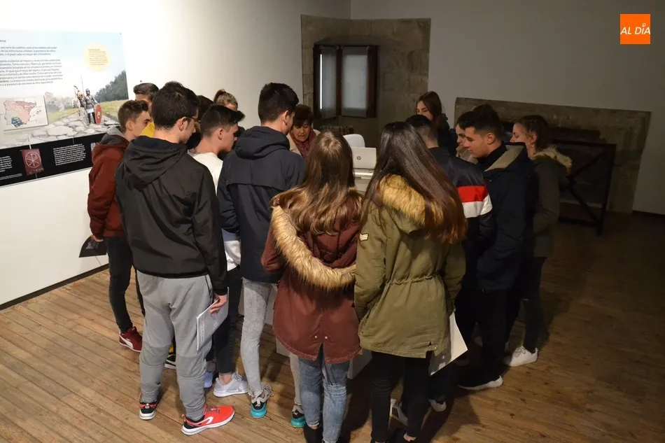Foto 4 - Un nuevo grupo del IES Tierra recorre la exposici&oacute;n de la &eacute;poca visigoda  