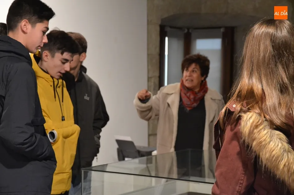 Foto 3 - Un nuevo grupo del IES Tierra recorre la exposici&oacute;n de la &eacute;poca visigoda  