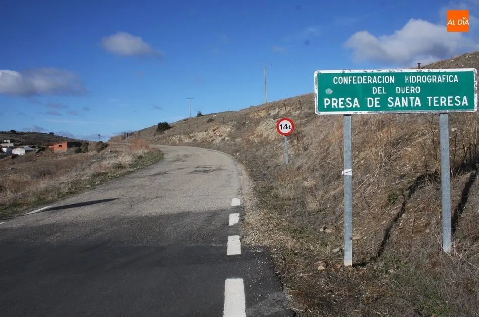 Carretera que une Pelayos con el pantano de Santa Teresa