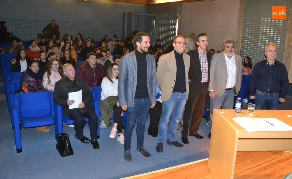 Foto 8 - Los partidos del Ayuntamiento debaten sobre la Constituci&oacute;n ante alumnos del IES Tierra  
