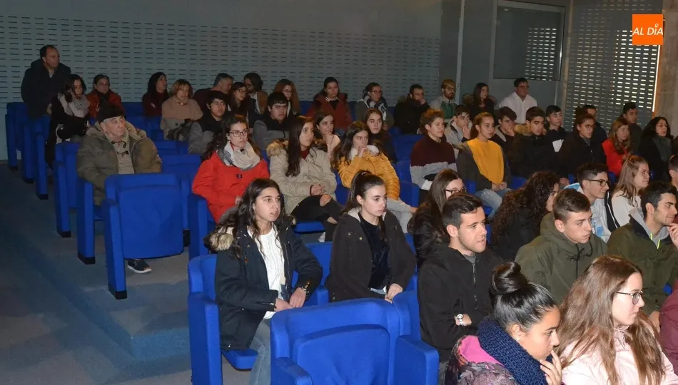 Foto 4 - Los partidos del Ayuntamiento debaten sobre la Constituci&oacute;n ante alumnos del IES Tierra  