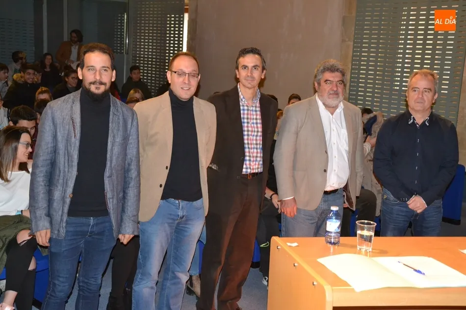 Foto 7 - Los partidos del Ayuntamiento debaten sobre la Constituci&oacute;n ante alumnos del IES Tierra  