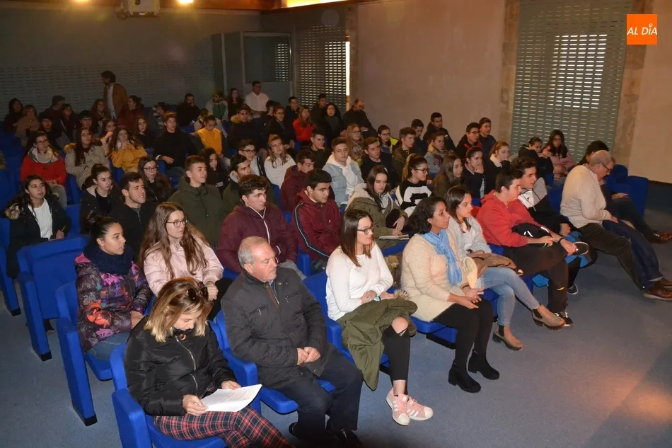 Foto 6 - Los partidos del Ayuntamiento debaten sobre la Constituci&oacute;n ante alumnos del IES Tierra  