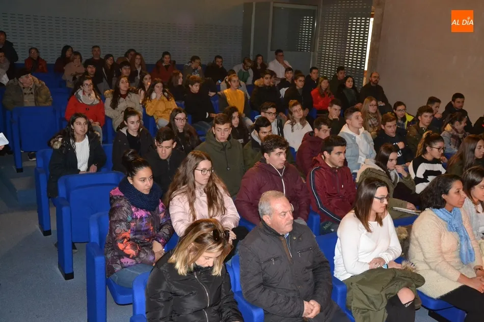 Foto 5 - Los partidos del Ayuntamiento debaten sobre la Constituci&oacute;n ante alumnos del IES Tierra  
