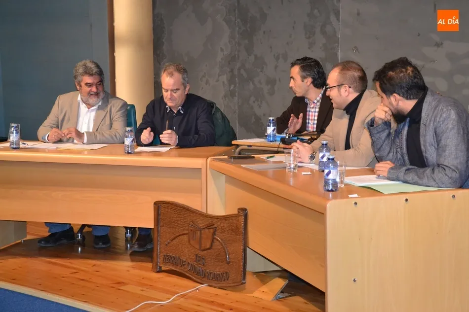 Foto 2 - Los partidos del Ayuntamiento debaten sobre la Constituci&oacute;n ante alumnos del IES Tierra  
