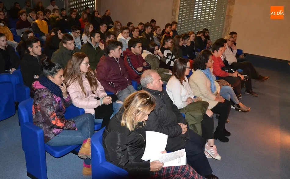 Foto 3 - Los partidos del Ayuntamiento debaten sobre la Constituci&oacute;n ante alumnos del IES Tierra  