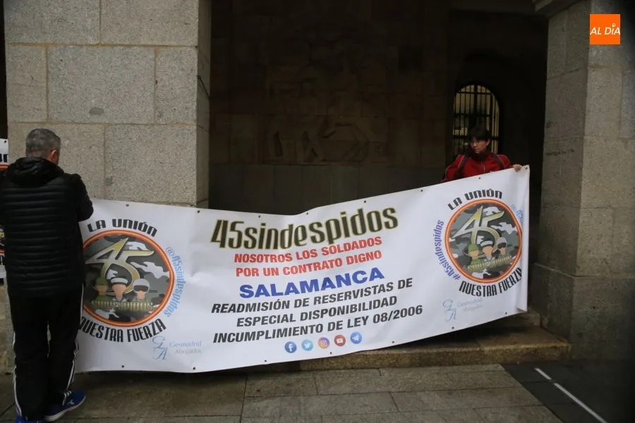 Foto 8 - La Plataforma 45 Sin Despidos se concentra bajo la lluvia contra una ley&nbsp;&ldquo;injusta y...