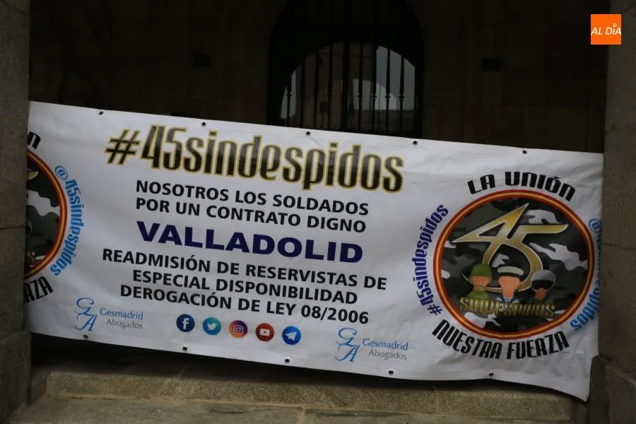 Foto 7 - La Plataforma 45 Sin Despidos se concentra bajo la lluvia contra una ley&nbsp;&ldquo;injusta y...