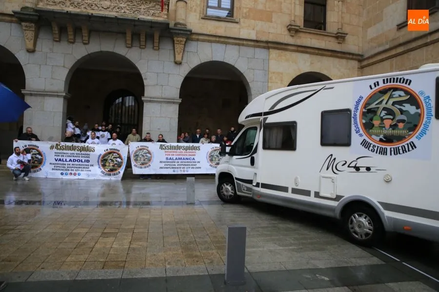 Foto 6 - La Plataforma 45 Sin Despidos se concentra bajo la lluvia contra una ley&nbsp;&ldquo;injusta y...