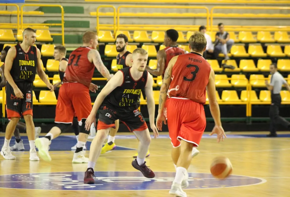 Jacob Round durante un partido con el CB Tormes